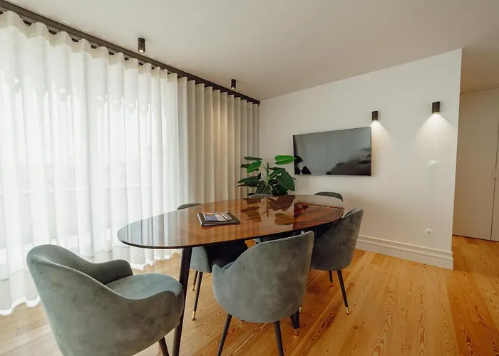 Downtown Penthouse With River View By Vacationy *