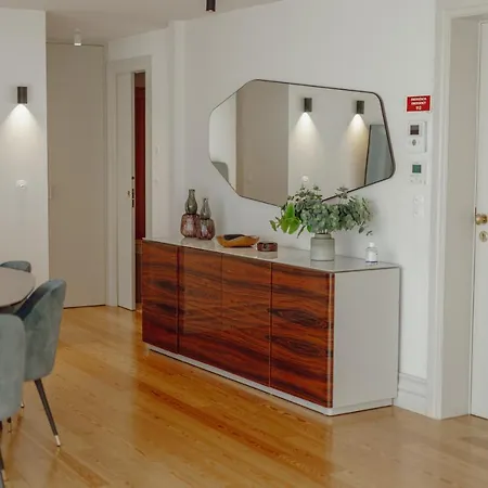 Downtown Penthouse With River View By Vacationy شقة بورتو