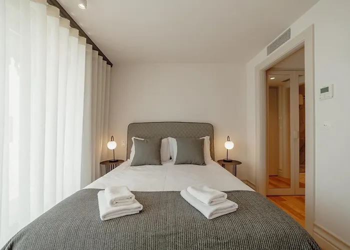 Downtown Penthouse With River View By Vacationy *